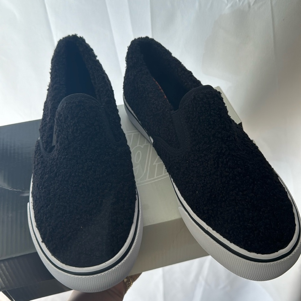 Women’s sneakers size 8
